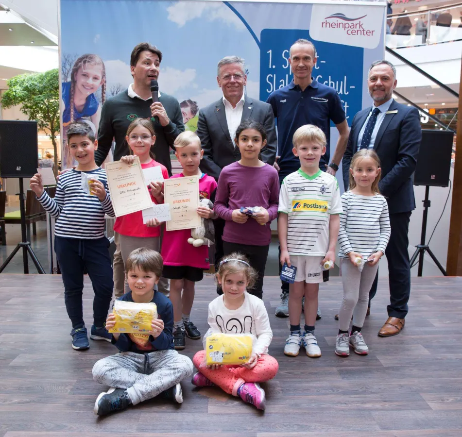 Siegerehrung für die 1. Klassen durch Landrat Hans-Jürgen Petrauschke (3. v.r.).