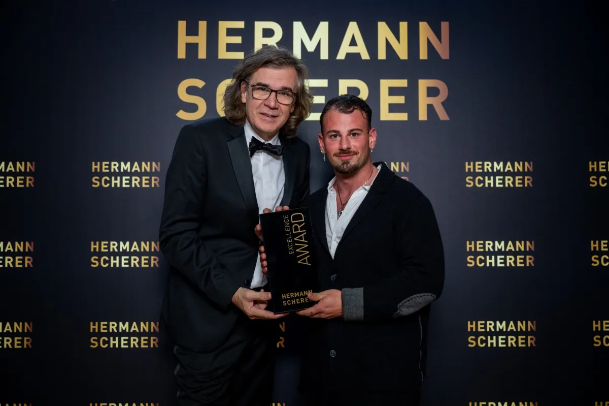 Hermann Scherer überreicht Ioannis Kapilidis den excellence Award (© Fotograf: Justin Bockey)