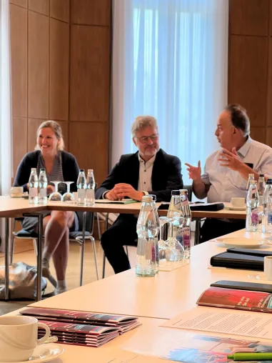 Bild: Oberbürgermeister Dr. Frank Mentrup im Gespräch mit dem Stadtseniorenrat Karlsruhe