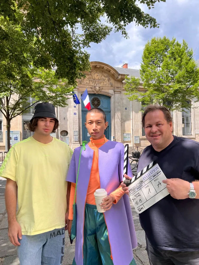 Samuel Gärtner, Jin Xuan Mao und Mayk Azzato beim Dreh in Paris.  (© Francesca Azzato)