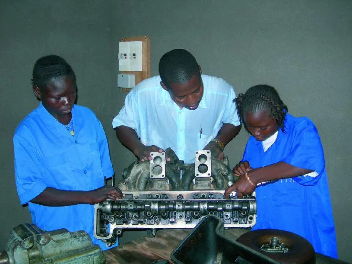 Im Kfz-Modellbetrieb arbeiten Lehrlinge an einem Motor. Photo: Förderverein Burkina Faso e. V. ©