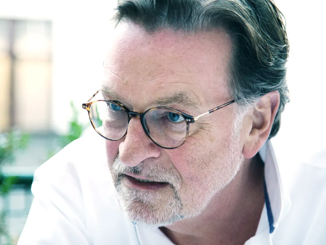 Erzählt in seinem Lese-Kochbuch vom Küchenklatsch am Küchentisch: Thomas Dülberg (© Foto: privat)