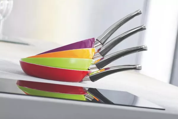 Bild: Farbiges Kochgeschirr macht Appetit auf gesunde Küche