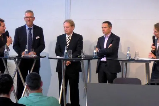 Bild: Wie sicher können Daten bei Industrie 4.0 sein? Podiumsdiskussion auf der CeBIT 2015 bringt es auf den Punkt.