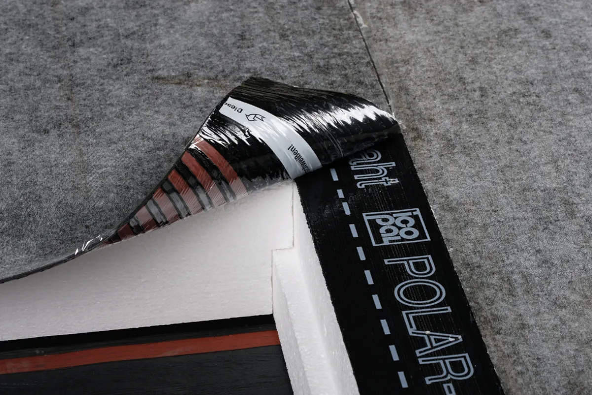 EPS-Sicherheitsdämmbahn von Icopal mit eingebauten Verlegevorteilen.