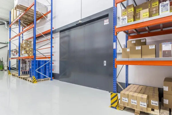 Bild: Brandschutzschnelllauftore als Funktionstore im Neubau Lackzentrum Stindt