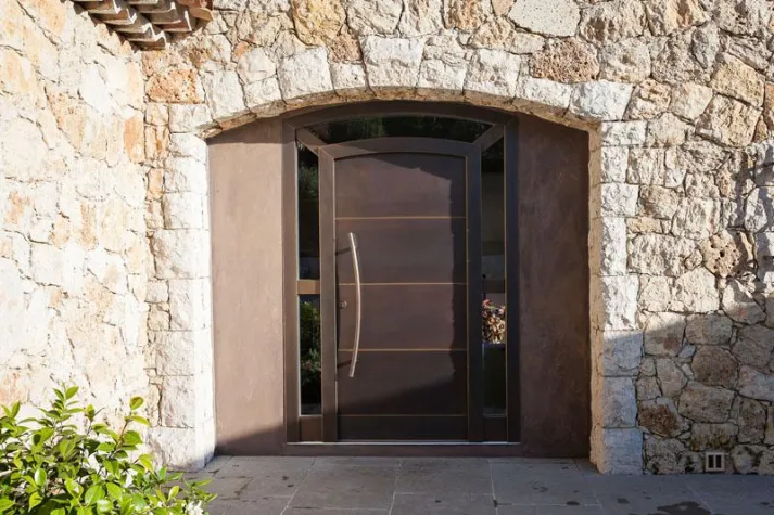 Bild: Sicher in den Urlaub: Panzer-Klimahaustür aus Holz