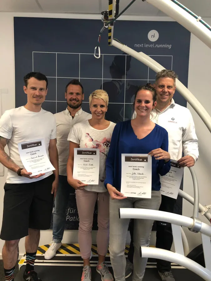 Die neuen Laufcoaches (v.l.n.r.: Mitarbeiter Dominik, Nicole, Julia und Inhaber Jörn Becker)