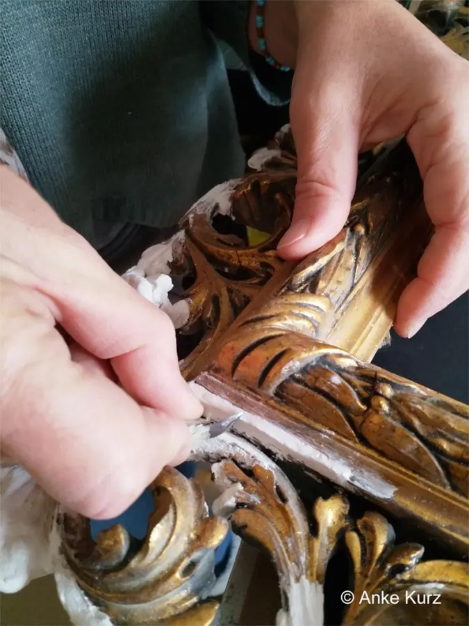 Vergolder*in bei der Arbeit an einem Bilderrahmen. Foto: Anke Kurz