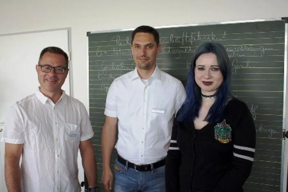 Drei stolze Gesichter: Geschafft ein Jahr nach dem Start der Berufsfördernden Bildungsmaßnahme hat S