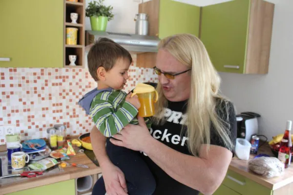 „Der Rocker rackert“ – als Hausfrau in Bingen: RPR1.Comedian Sven Hieronymus geht für die Hörer arbeiten Bild: „Der Rocker rackert“ – als Hausfrau in Bingen: RPR1.Comedian Sven Hieronymus geht für die Hörer arbeiten
