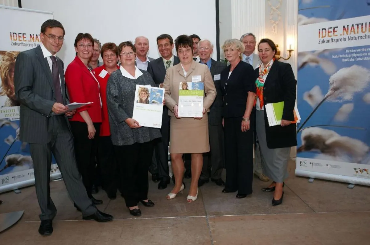 Preisübergabe an die Projektvertreter (u. a. Jürgen Lindhorst, 6. v. l.) durch die PSt Astrid Klug (BMU, 5. v. l.), die PSt Ursula Heinen-Esser (BMELV, 2. v  l.) und die Präsidentin des Bundesamtes fü