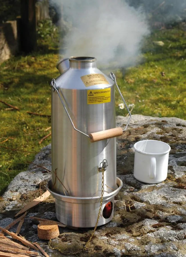 Der Kelly-Kettle im Einsatz: in wenigen Minuten bringt eine Handvoll trockener Äste einen Liter Wasser zum kochen