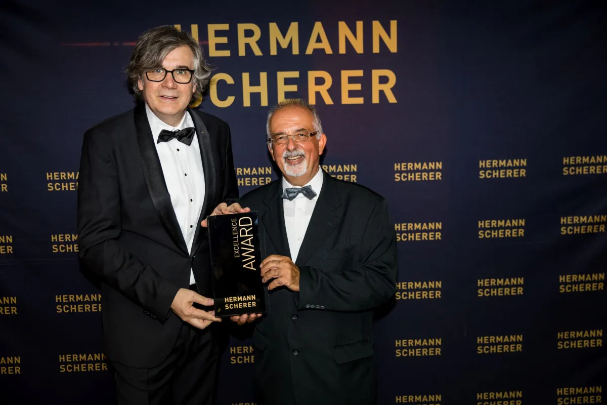 Reiner Kuderer gewinnt einen Excellence Award auf dem Speaker Slam 2022 (© Domink Pfau)