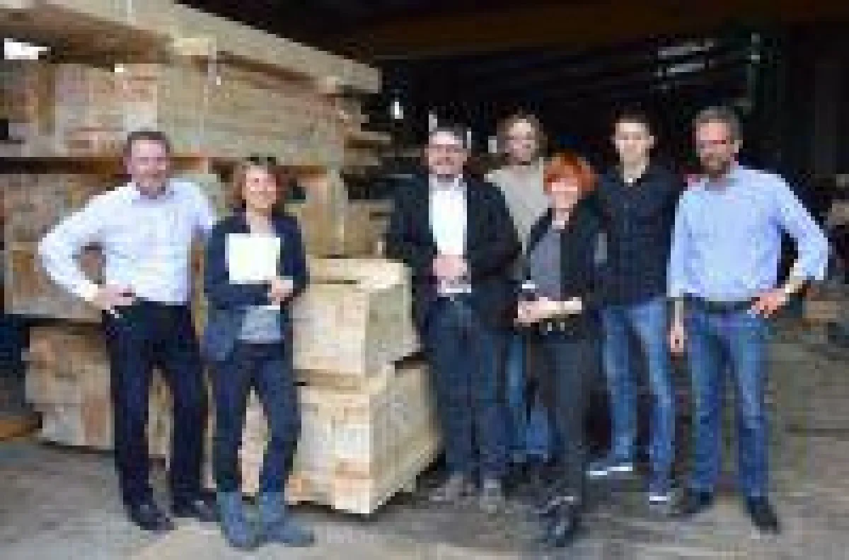 Erlebnis Holzwohnbau:Rundfahrten von proHolzBW.Sindelfinger Stadtvertreter/Innen auf Besichtigungstour(c)Sylvie Wiest,proHolzBW