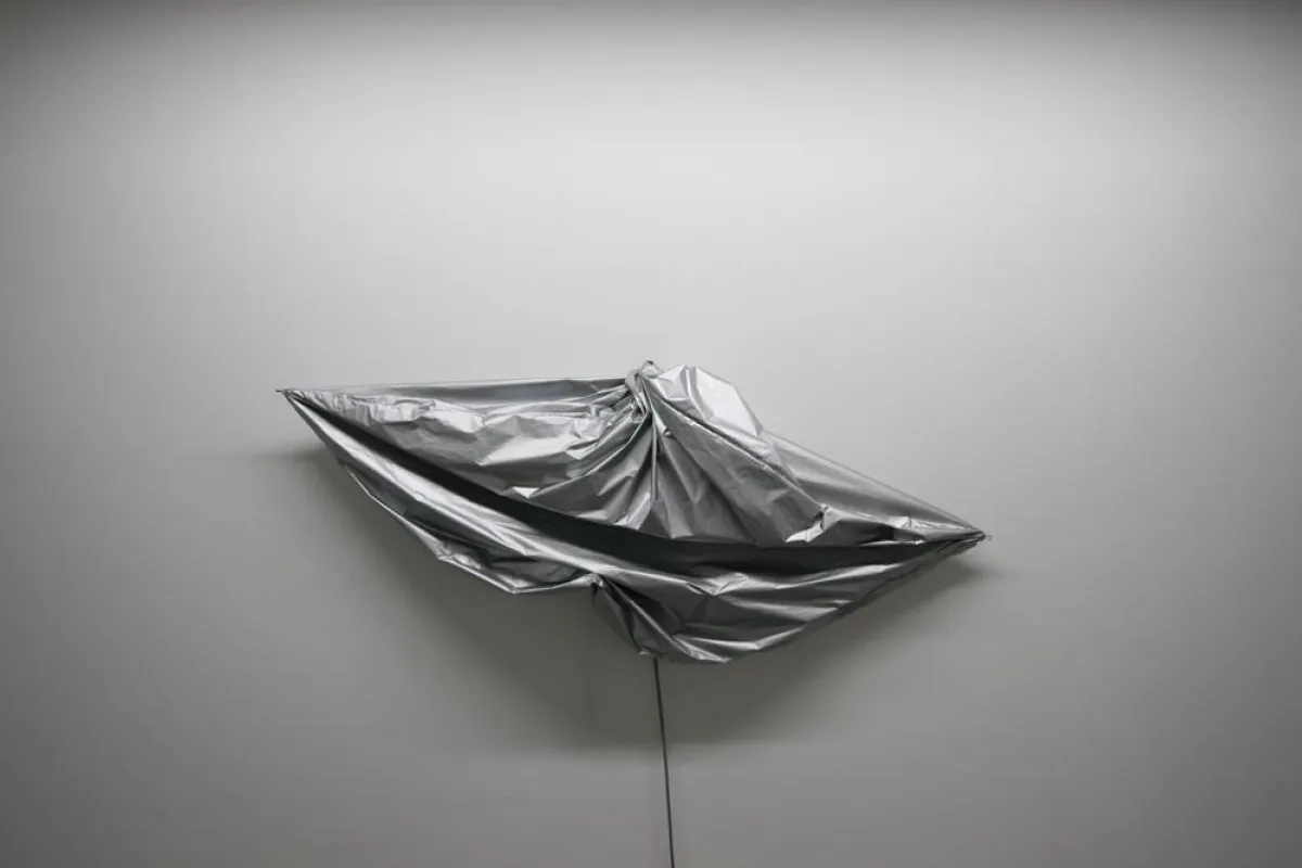 THOMAS BAUMANN, Wallsilver, 1999/2007, technische Folie, Antennen, Steuerung, Motor, 180 x 180 x 33 cm, Foto: Viktor Kolibal, Courtesy: Galerie Krobath, Wien, Galerie Nicolas Krupp, Basel