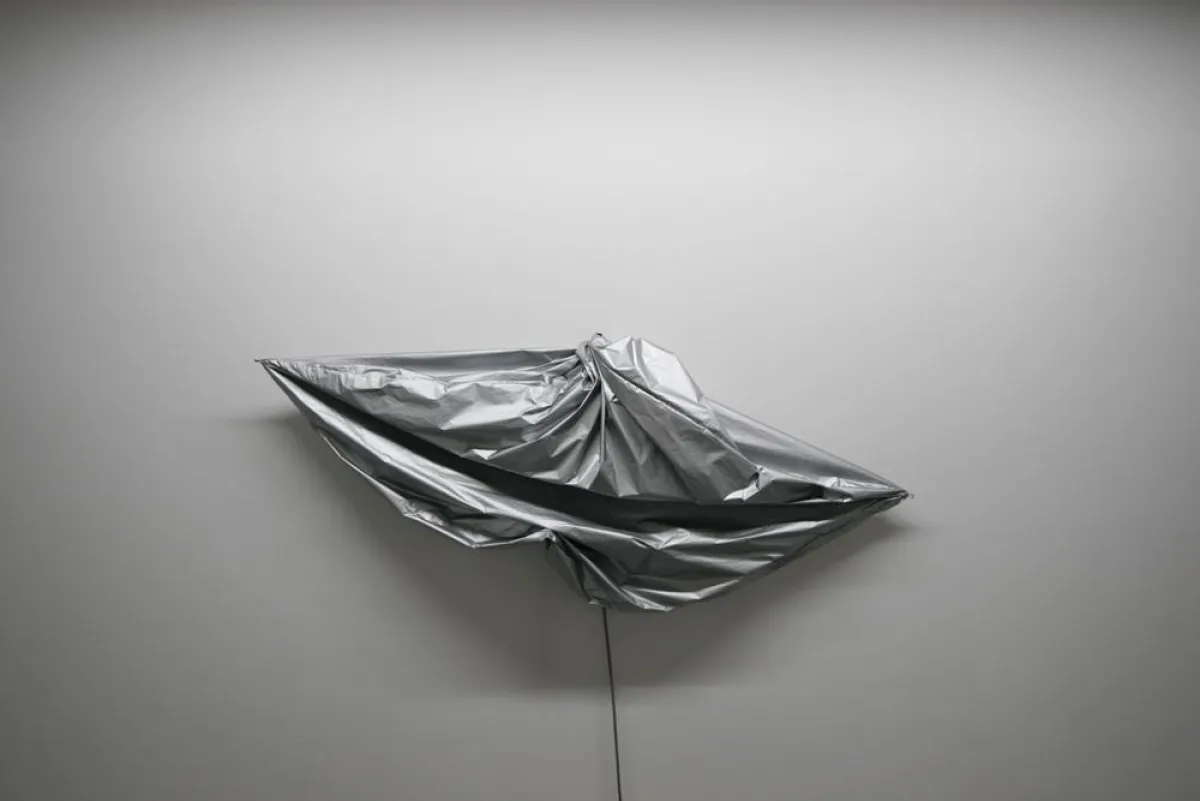 THOMAS BAUMANN, Wallsilver, 1999/2007, technische Folie, Antennen, Steuerung, Motor, 180 x 180 x 33 cm, Foto: Viktor Kolibal, Courtesy: Galerie Krobath, Wien, Galerie Nicolas Krupp, Basel
