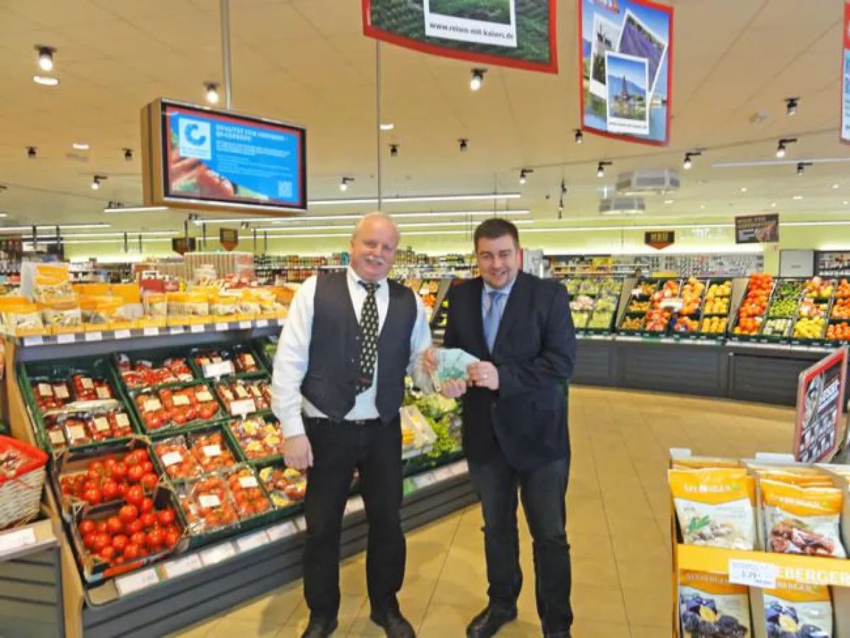 Scheckübergabe in der Kaiser’s Filiale Niederrheinstraße