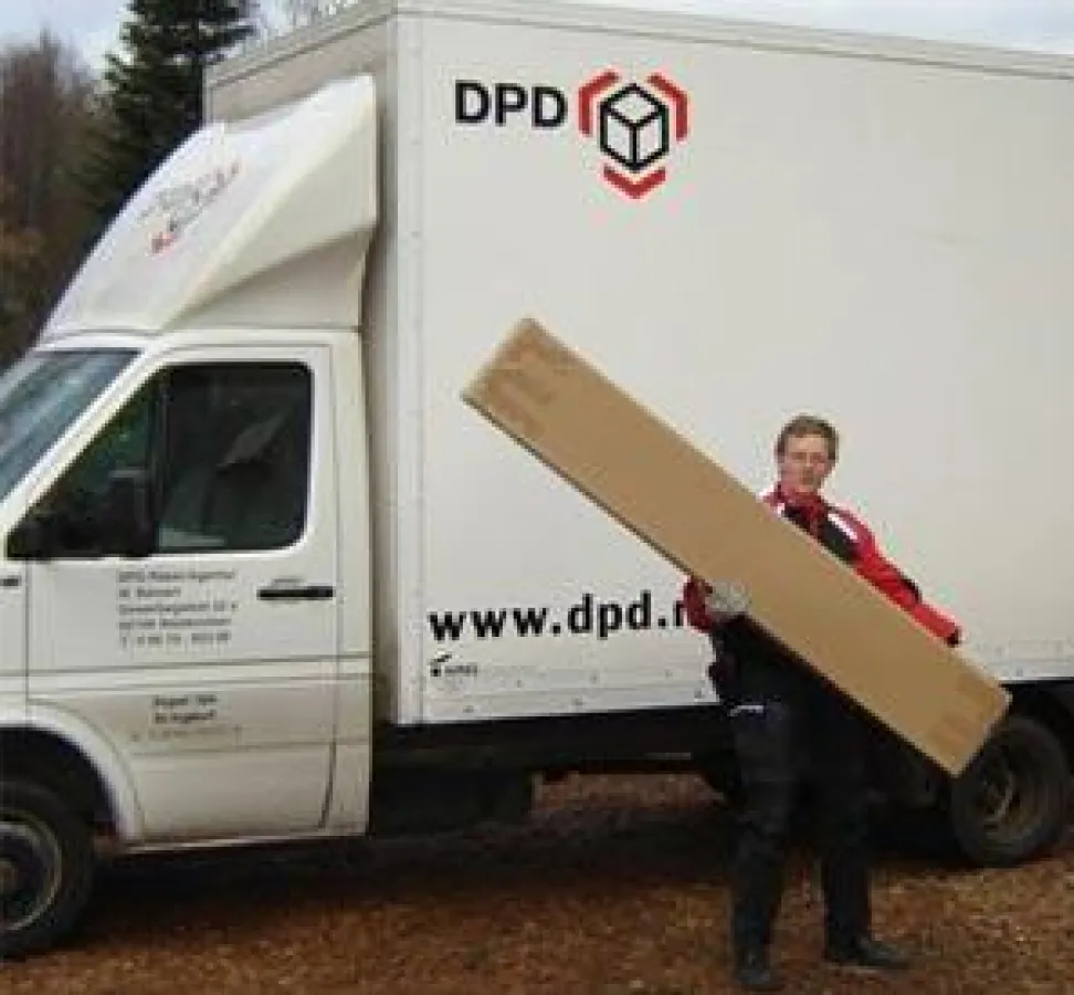 Per Paketdienst wird der Weihnachtsbaum ausgeliefert