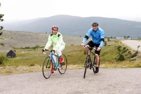 Mit dem Rad durch Lappland - Suomi Travel bietet Fahrradrundreisen durch das Land der Mitternachtssonne Bild: Mit dem Rad durch Lappland - Suomi Travel bietet Fahrradrundreisen durch das Land der Mitternachtssonne