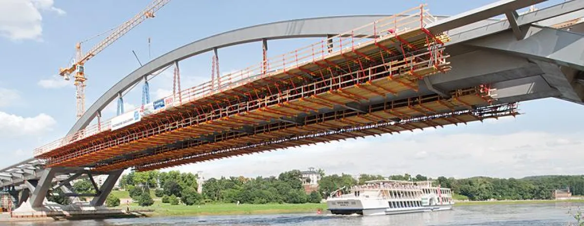 Zwei Stahlbögen mit einer Spannweite von 148 m tragen den Mittelteil der Waldschlösschenbrücke.