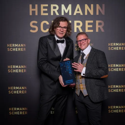 Bild: 240 Sekunden über das Wesentliche: Dennis Holewa beim Internationalen Speaker Slam ausgezeichnet
