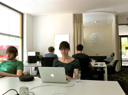 Bild: Erfolgsgeschichte: Im Combinat 56 können ab Mai noch mehr Freiberufler einen Schreibtisch mieten