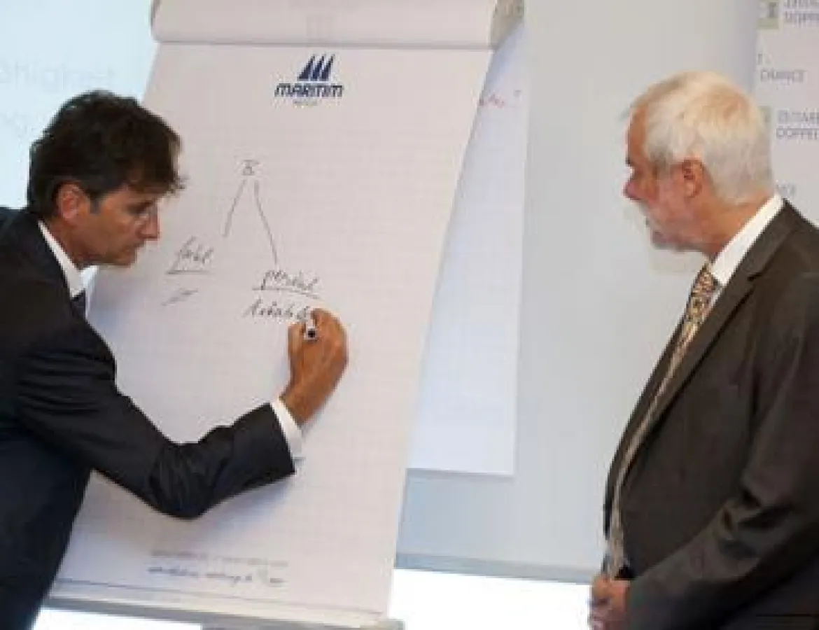 Dr. Georg Bruckmüller (l.) stellte, begleitet von Volker Homburg (iGZ,r.) das österreichische Modell vor.