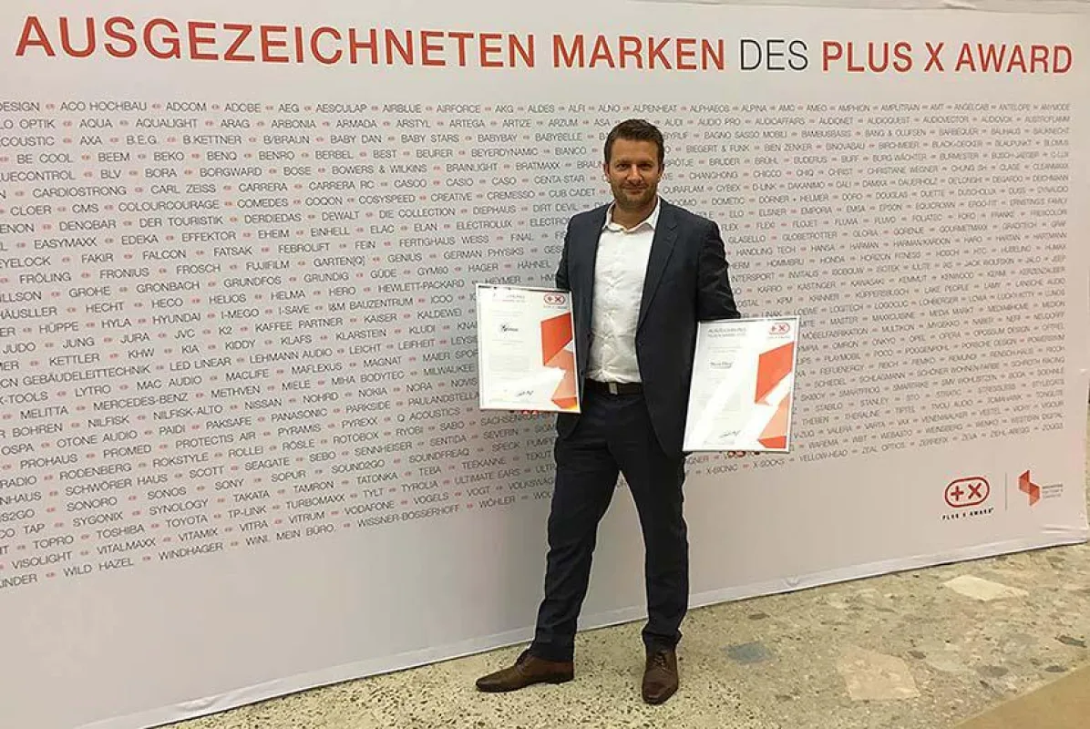 Dennis Winkes, Vertriebsleiter Deutschland, nimmt die beiden Auszeichnungen entgegen.