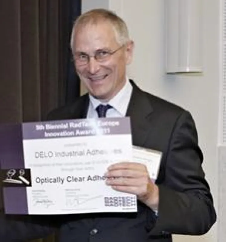Dr. Dietmar Dengler, Leiter Chemie bei DELO, mit der Urkunde des Radtech Awards.