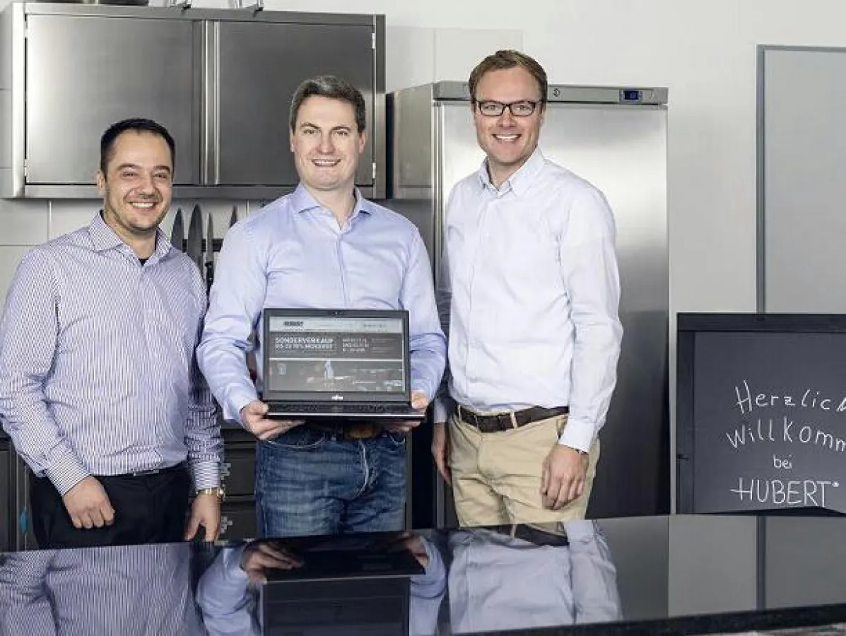 Die ersten Bestellungen aus Europa laufen ins System vlnr: Daniel Schiller, Manager Digital Business