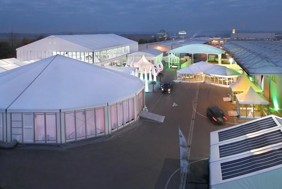 Das große Haupt- sowie das Abendzelt (links im Bild) der INTERTENT.