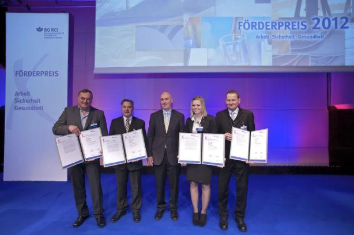 Die stolzen Gewinner des BG RCI-Förderpreises mit Laudator Dr. Eberhard Rohbock, BG RC (M.)