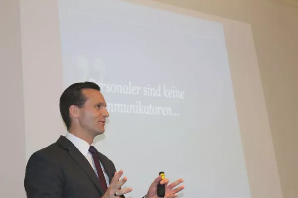 Bild: Zurückhaltung in Employer Branding und Personalmarketing aufgeben