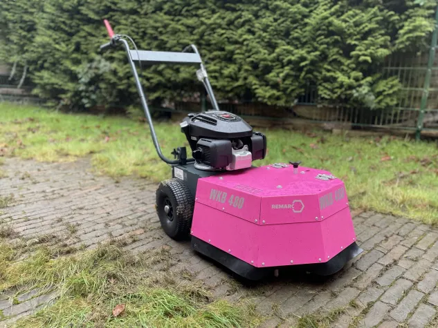 Remarc Wildkrautbürste in Rosa oder Kommunalorange Bild: Remarc Wildkrautbürste in Rosa oder Kommunalorange