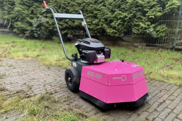 Bild: Remarc Wildkrautbürste in Rosa oder Kommunalorange 