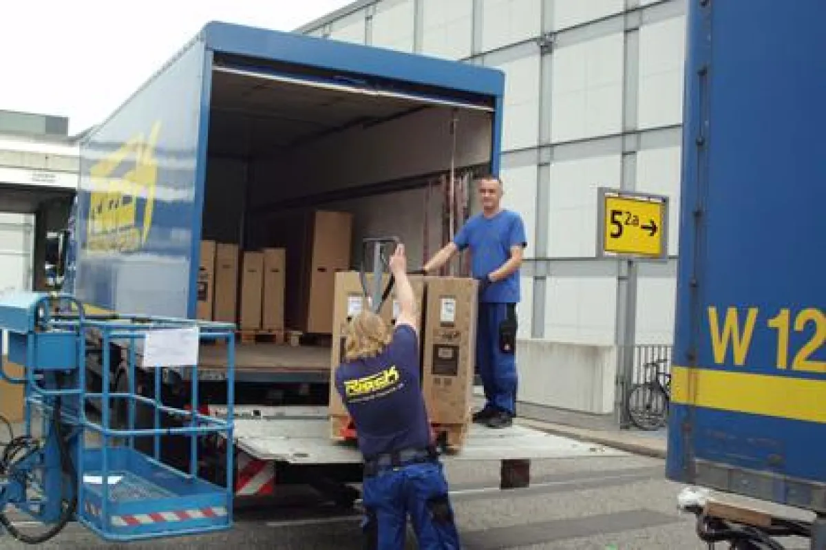 Rieck liefert direkt aufs Messegelände, bringt die Geräte zur Ausstellungsfläche und montiert sie