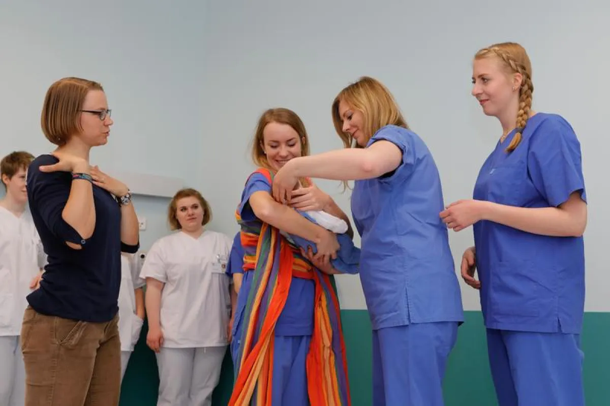 Studiengangskoordinatorin Nele Stejskal (links) bei einer Schulungsübung (Thomas Berg / Uni Lübeck)