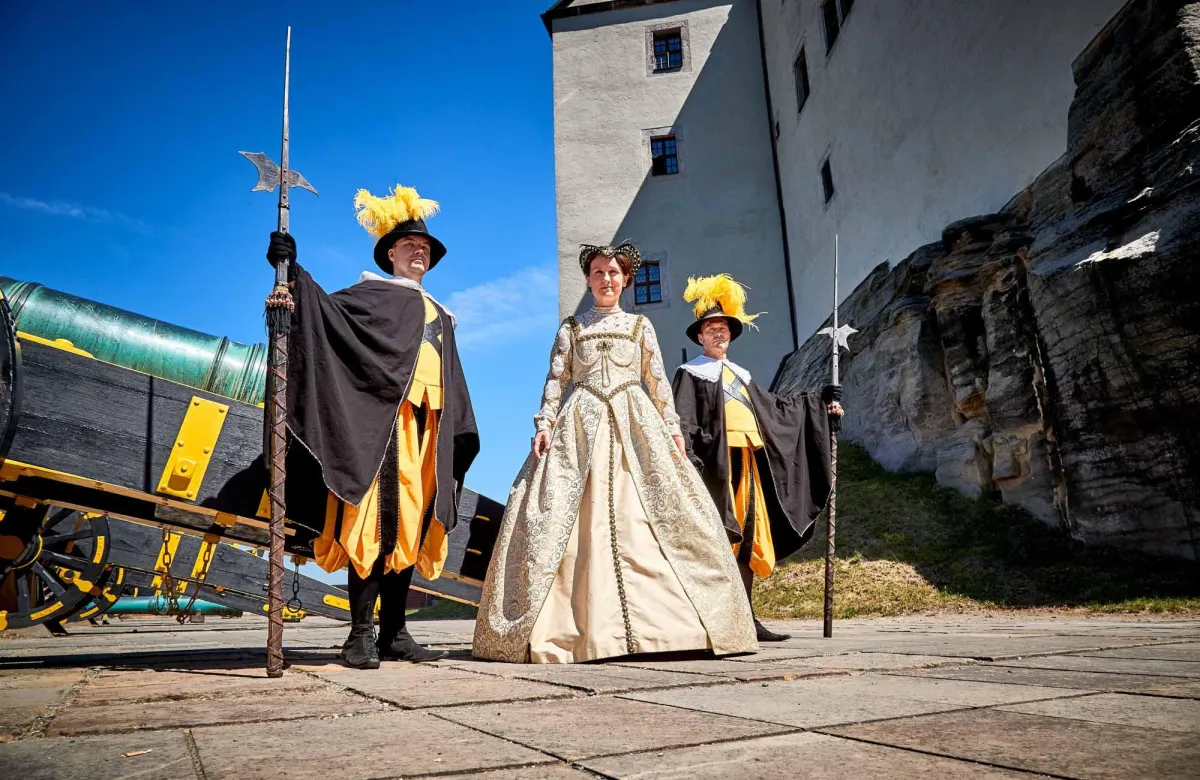 Mitarbeiter der Festung in historischen Kostümen für das Renaissance-Fest. Foto: Marko Förster