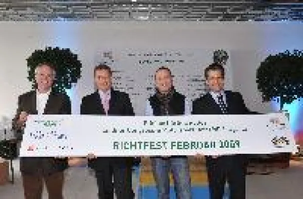 Bild: Richtfest am Eifeldorf Grüne Hölle und Firstfest Lindner Congress & Motorsport Hotel am Nürburgring