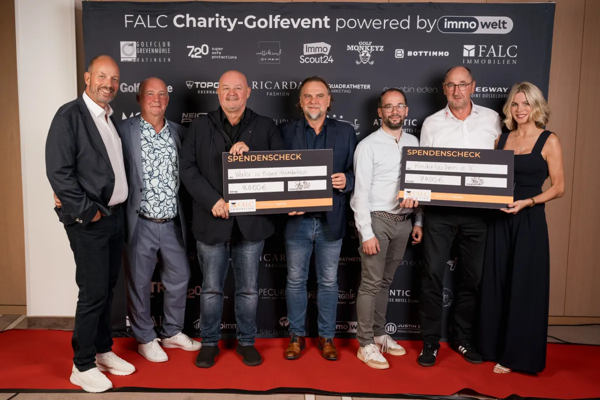 Glückliche Gesichter bei der Überreichung der Spendenschecks (© Behind The Curtain Photography UG - Tanja Kioschis)