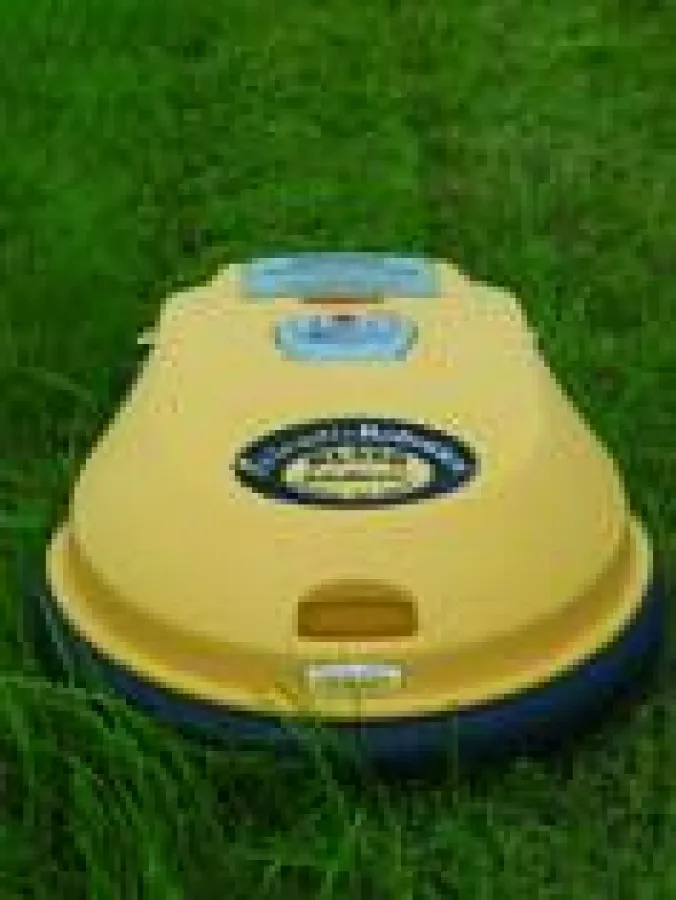 Ein Robomow-Rasenroboter in Aktion.