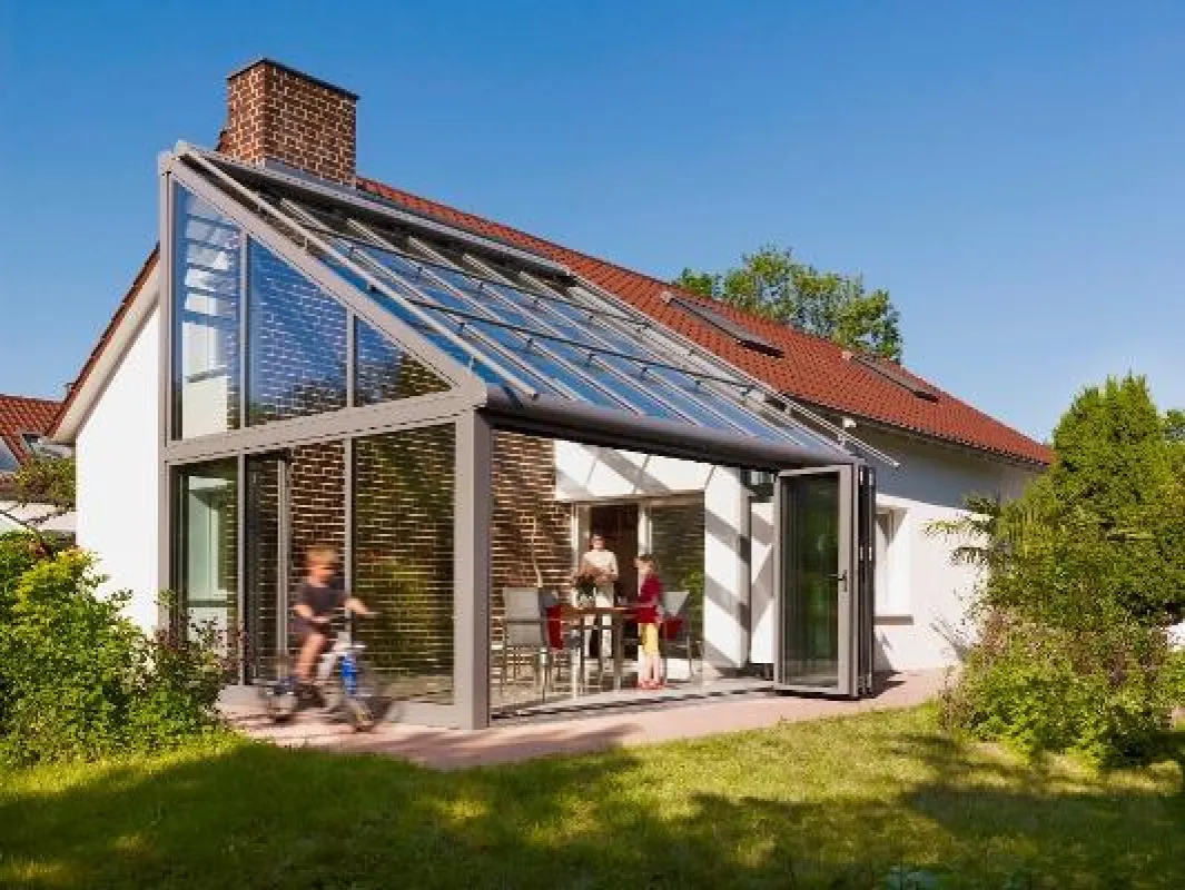 Vor Wind und Wetter geschützt, aber trotzdem mitten in der Natur: Wintergärten bestechen durch viele Vorteile. Bild: tdx/Solarlux