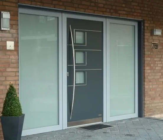 Bild: Modernes Haustürendesign mit innovativer Energieeffizienz