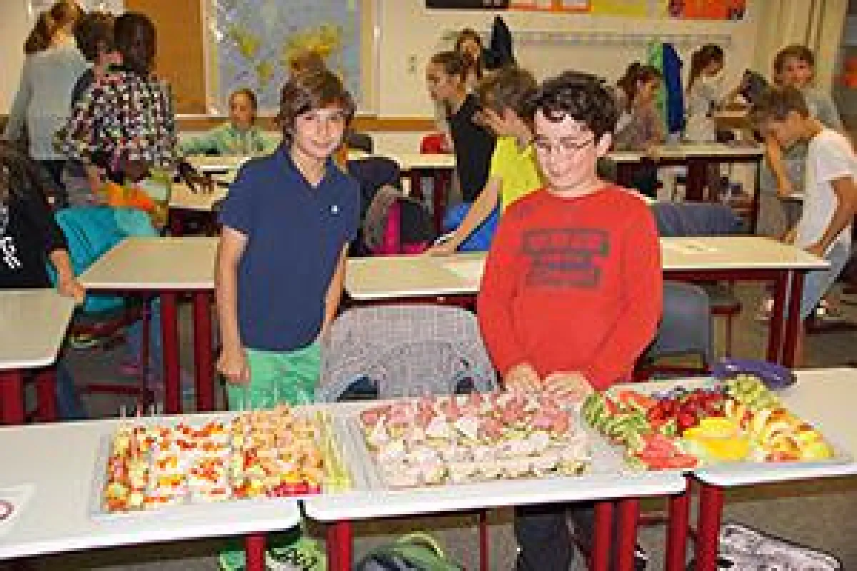 Schüler der Klasse 5 servieren ein gesundes Frühstück in der Realschule im Aurain (Bilder: Realschul