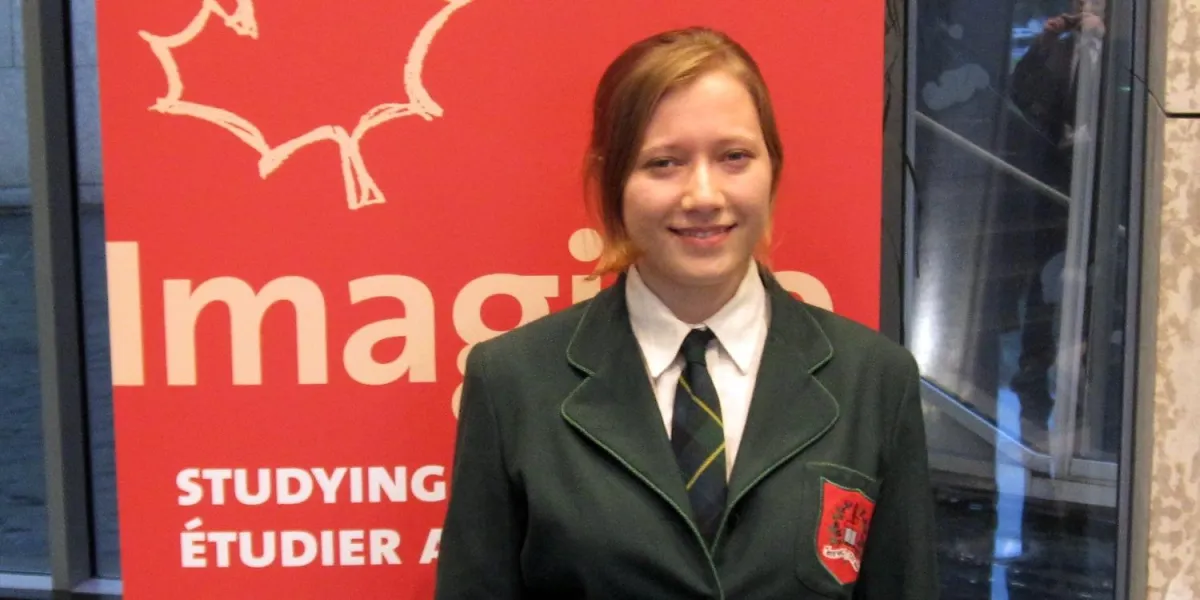 Schüleraustausch: Tanja mit ihrer Schuluniform aus Kanada (Foto: Stiftung Völkerverständigung)