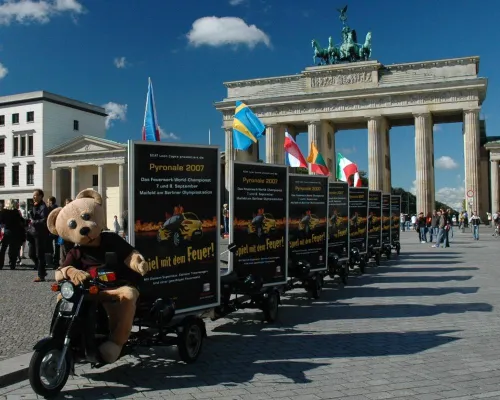 Bild: Pyronale Berlin 2007 - Absatzwerbung für SEAT mit mobilen Plakaten von Poster4City