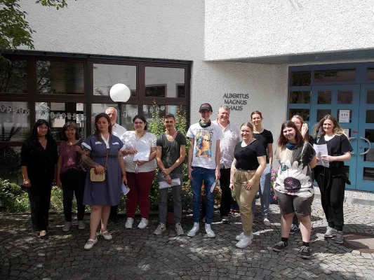 Bild: Kerzenhersteller legen ihre Gesellenprüfung ab. Junghandwerker vertrauen in die Zukunft.