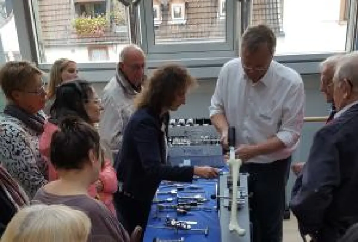 Großer Andrang während der OP-Demonstration am Kunstknochen
