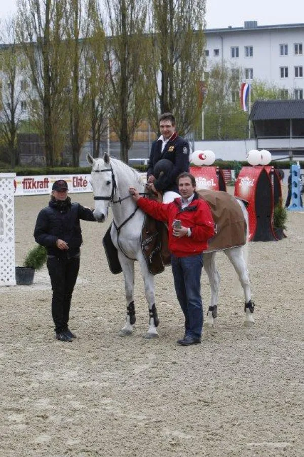 Ein wichtiger Sieg um in Österreichs Nachwuchsreitsport punkten zu können: Christoph Obernauer / AUT (T), der Sieger des K & W Youngster Cups mit Turnierleiterin Petra Janout und Sponsor Manfred Wagne